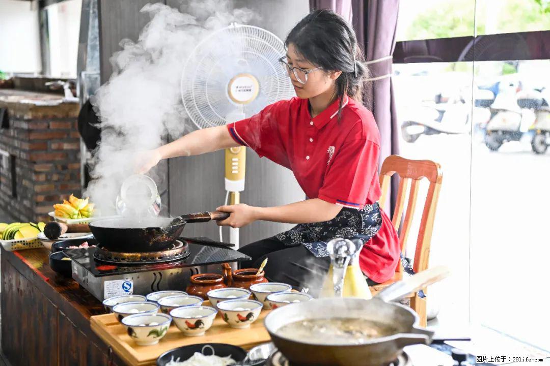 全网追的“扁担女孩”，找了一份暑假工，时薪12元 - 马鞍山生活资讯 - 马鞍山28生活网 mas.28life.net